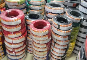 Bobines de fils électroniques de différentes couleurs