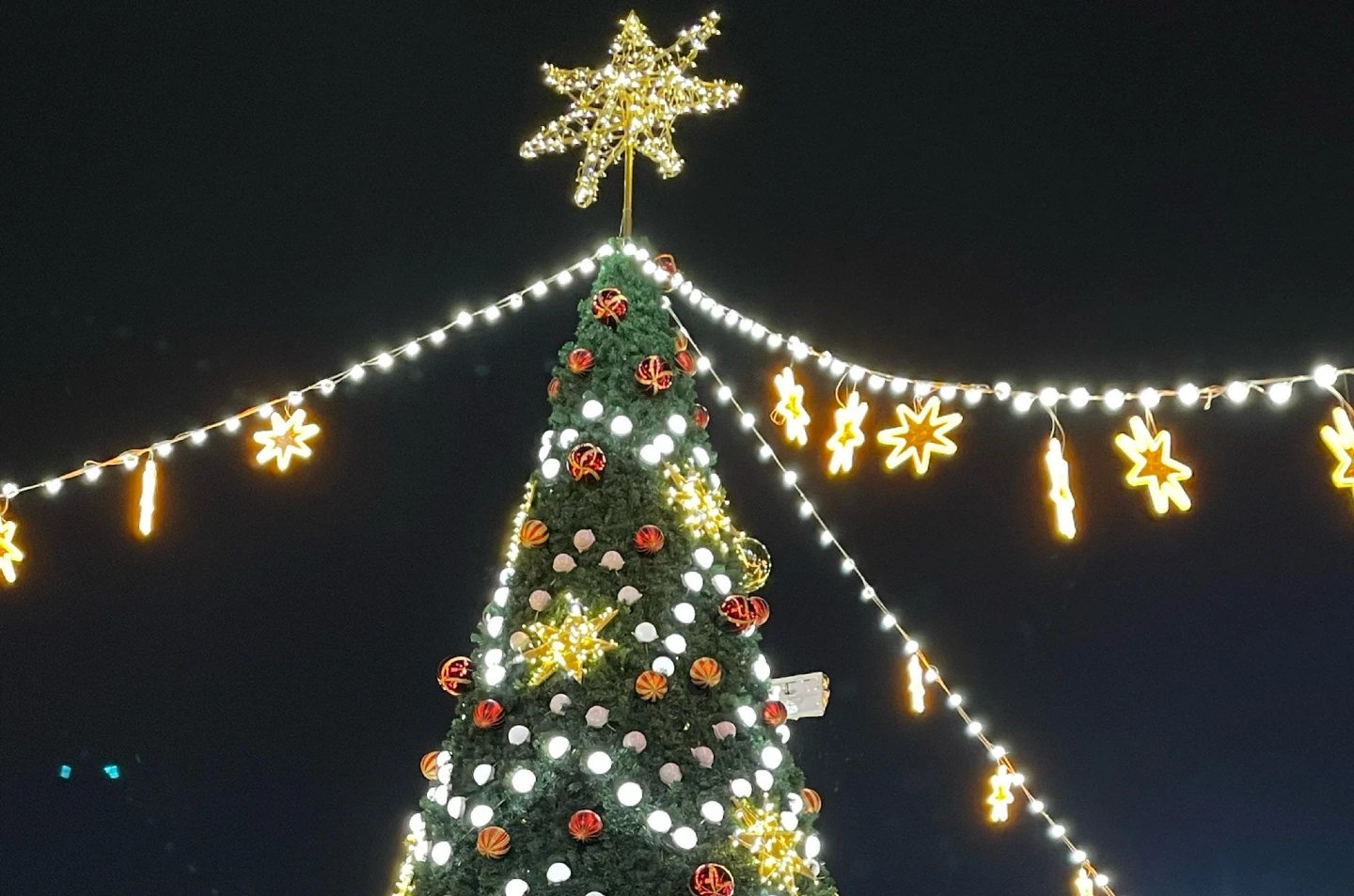 How to Choose Christmas Tree Extension Cords featured picture